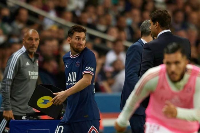 Messi tỏ thái độ khi bị rút ra nghỉ.