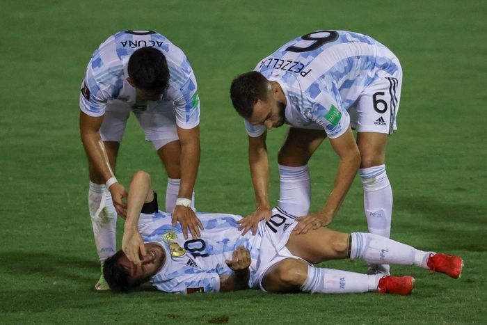 Vết đau nơi đầu gối xảy ra từ lúc Messi làm nhiệm vụ cho tuyển Argentina hồi đầu tháng sau pha vào bóng thô bạo của cầu thủ Venezuela