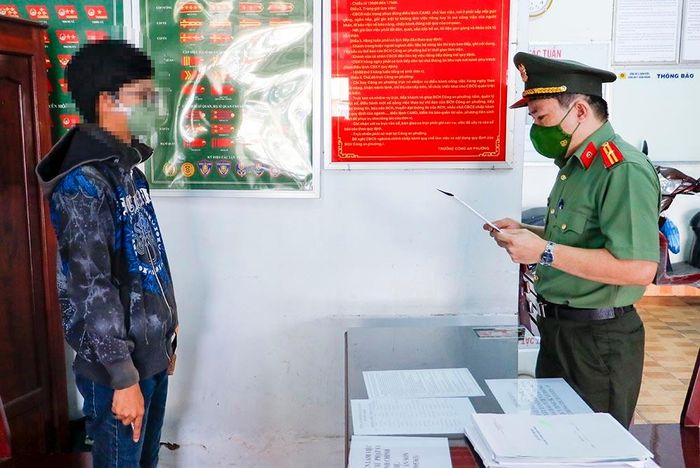 Công an tống đạt quyết định xử phạt đối với N. Ảnh: Công an Cần Thơ