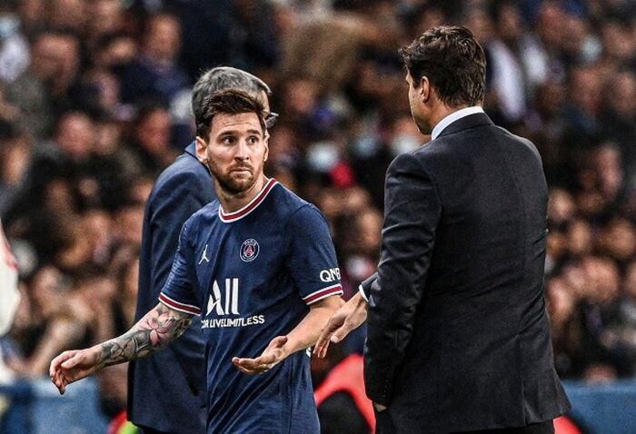 Messi không hài lòng khi bị HLV Pochettino rút ra khỏi sân trận PSG vs Lyon.