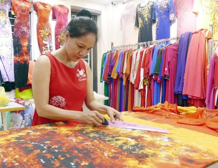 Chị Nguyễn Thị Ngọc Diệp tâm huyết với nghề may áo dài truyền thống.