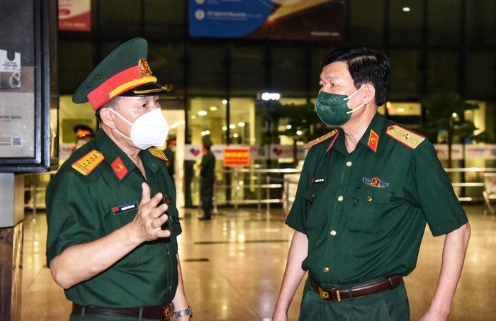  Đại tá Nguyễn Vân Giang (trái) trao đổi với thiếu tướng Nguyễn Xuân Kiên, Cục trưởng Cục Quân y sau khi thiếu tướng vừa đáp xuống sân bay Tân Sơn Nhất. Ảnh: Ngọc Tân. 