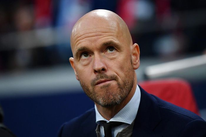  HLV Ten Hag đã gia hạn hợp đồng đến năm 2023 cùng Ajax, do đó không dễ cho Barca chèo kéo HLV này. Ông dẫn dắt Ajax từ năm 2017 đến nay, đạt tỷ lệ chiến thắng lên tới 73%. Tính cả sự nghiệp cầm quân, Ten Hag đang có tỷ lệ thắng 62%. 