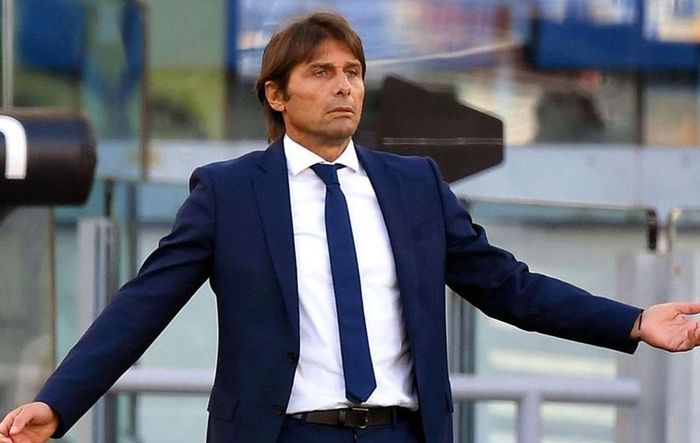  Trong nhiệm kỳ gần nhất dẫn dắt Inter, Conte giúp CLB vô địch Serie A. Tài năng của HLV người Italy là không thể phủ nhận. Nhưng triết lý bóng đá thực dụng, lấy phòng ngự làm nền tảng của Conte được cho không phù hợp với Barca. HLV này cũng không có thói quen tin dùng và nâng tầm cầu thủ trẻ. 