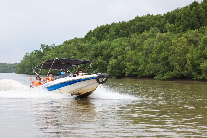  Du lịch sinh thái, dã ngoại được coi là một sản phẩm phù hợp với vùng xanh Cần Giờ. Ảnh: TCDL. 