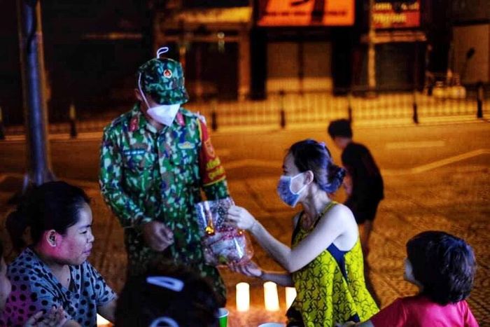  Món quà bất ngờ của chú bộ đội giúp đêm Trung thu thêm trọn vẹn. Ảnh: Lương Nhi. 