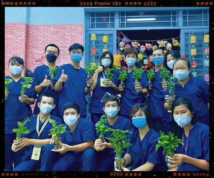  Hơn 3 tháng qua, các tình nguyện viên gắn bó với nhau như một gia đình. Ảnh: Quỳnh Mai. 