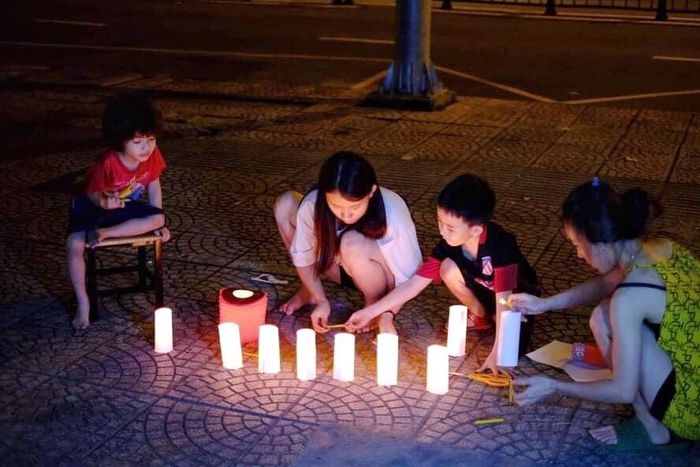 Sau một ngày tất bật buôn bán và gửi tặng các phần quà cho cán bộ chống dịch, gia đình chị Nhi có buổi tối ấm áp bên nhau. Ảnh: Lương Nhi.
