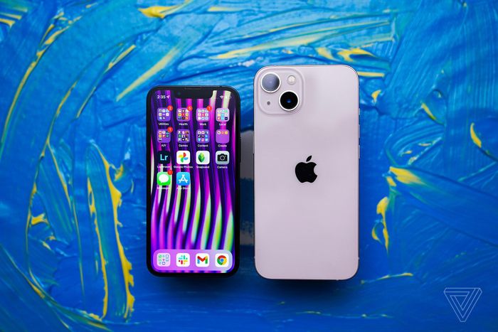  iPhone 13 mini và iPhone 13 đều có thời lượng pin dài hơn bản tiền nhiệm. Ảnh: The Verge. 