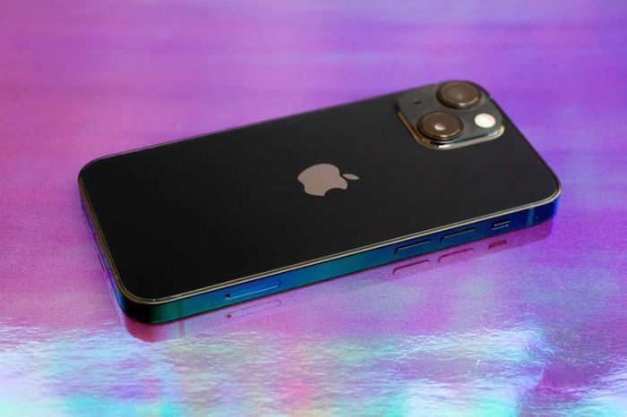  iPhone 13 vẫn có 4 cạnh vuông, màn hình phía trước phủ lớp Ceramic Shield chống vỡ. Ảnh: CNET. 