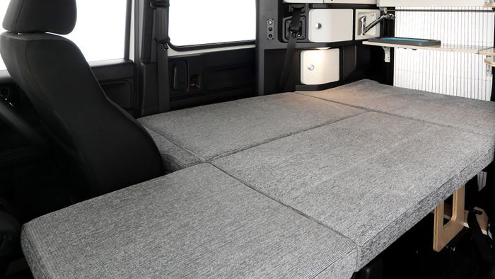 Trang bị đáng chú ý nhất là bộ giường ngủ xếp có thể mở rộng với diện tích khoảng 6 mét vuông, cung cấp đủ không gian nghỉ ngơi cho 2 người lớn.