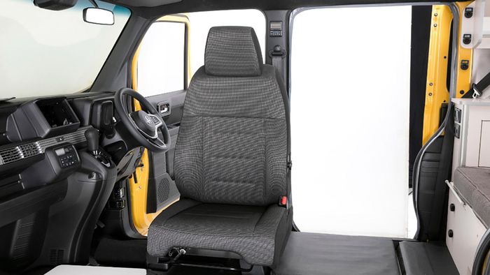 Bên trong, không gian của Honda N-Van Compo được thiết kế thành một căn nhà di động với đầy đủ tiện ích cần thiết. Chiếc MPV của hãng xe Nhật Bản vốn có chiều dài tổng thể gần 4,4 m cùng chiều dài cơ sở 2,52 m.