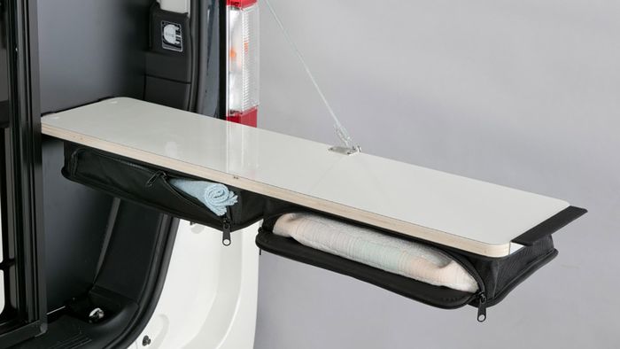 Một chiếc bàn đứng có thể được mở ra từ phía đuôi xe, phục vụ cho các buổi dã ngoại.