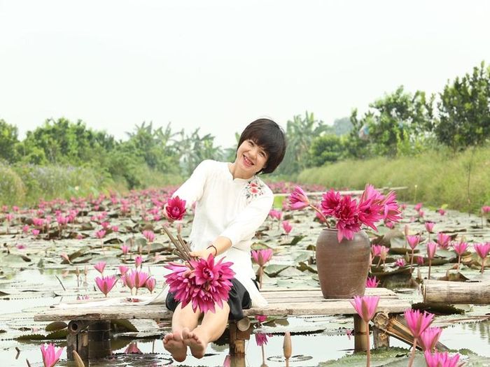 Diễm Quỳnh khoe nhan sắc mặn mà khi mặc áo dài chụp ảnh bên hoa súng.