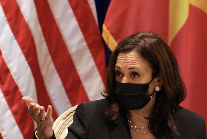 Phó Tổng thống Mỹ Kamala Harris tại tư dinh của Trưởng Phái đoàn Mỹ ở Hà Nội, ngày 26/8/2021. Ảnh: AFP