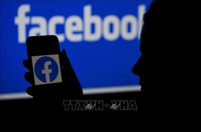 Biểu tượng Facebook trên màn hình điện thoại. Ảnh: AFP/TTXVN