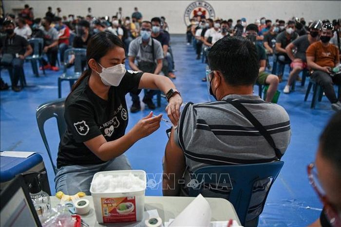 Nhân viên y tế tiêm vaccine ngừa COVID-19 cho người dân tại Manila, Philippines. Ảnh: AFP/TTXVN
