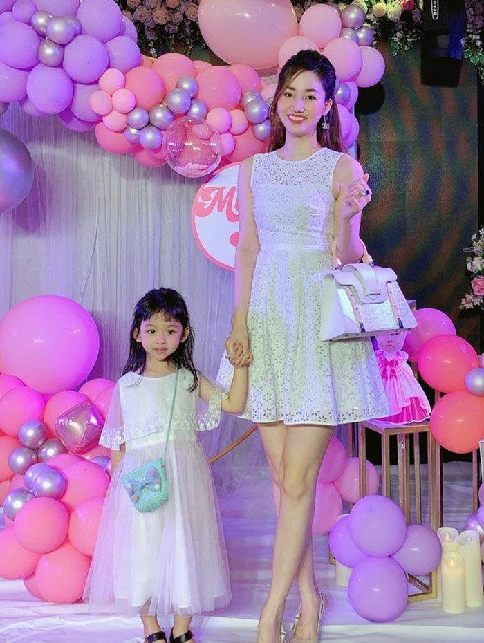 Cô bé 5 tuổi nhưng lại sở hữu phong cách thời trang chuẩn không cần chỉnh.
