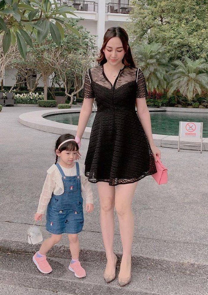 Khánh Vi được mẹ sắm cho nhiều đồ đẹp.