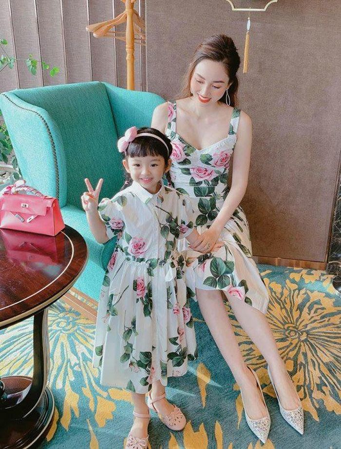 Thỉnh thoảng hai mẹ con Trà My cũng làm công chúng thích thú với những bộ trang phục đôi như hai chị em.