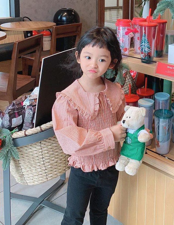 Mỗi khi đi tiệc hay đi chơi cùng mẹ, Khánh Vi diện đồ năng động nhưng có tông màu hồng ngọt ngào.