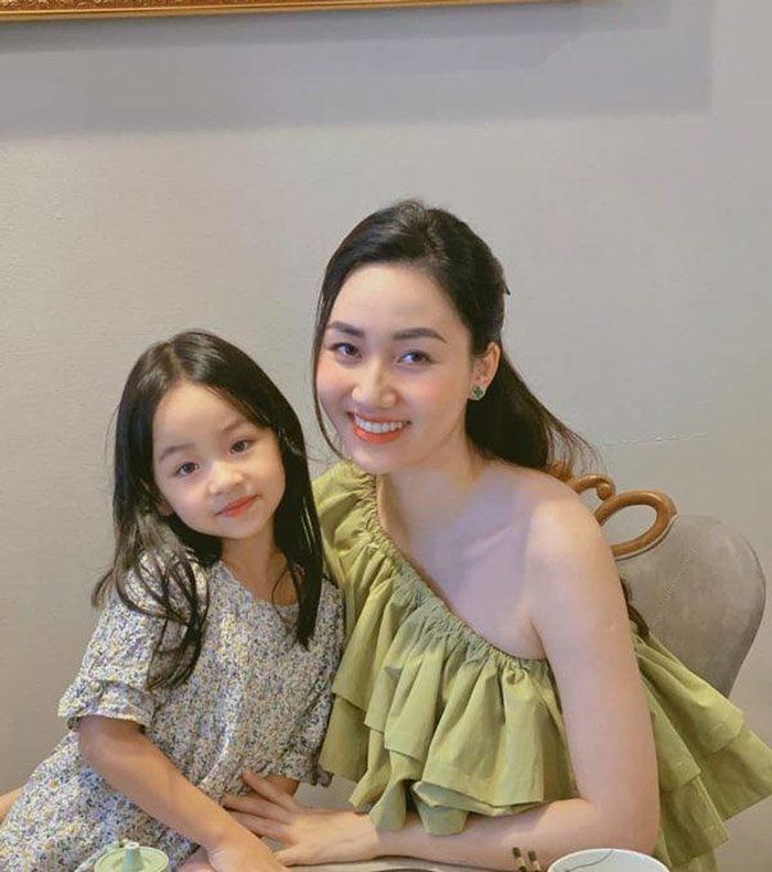 Hai mẹ con cũng thích để tóc dài khi diện váy trông sẽ thanh thoát và dịu dàng hơn.
