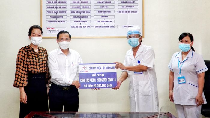 Lãnh đạo Công ty Điện lực Quảng Trị tặng 20 triệu đồng động viên y bác sĩ Trung tâm Y tế thành phố Đông Hà phòng, chống COVID-19 - Ảnh: L.T