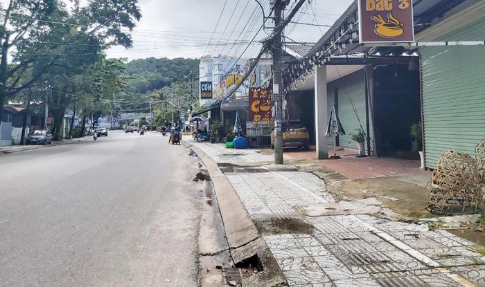 Đường phố tại Phú Quốc chỉ có vài người trong ngày 23/9. Ảnh: Văn Sáng.