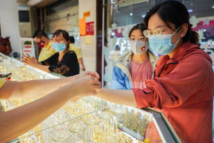 Người mua vàng miếng trong nước đang phải trả mức giá đắt hơn 20% để sở hữu cùng một lượng vàng so với thế giới. Ảnh: Chí Hùng.