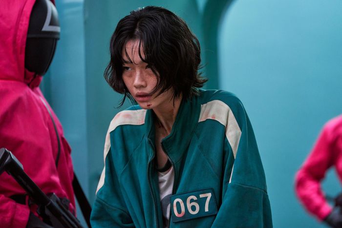 Cái kết của Sang Woo và cô gái móc túi Sae Byeok không mấy thỏa đáng. Ảnh: Netflix.