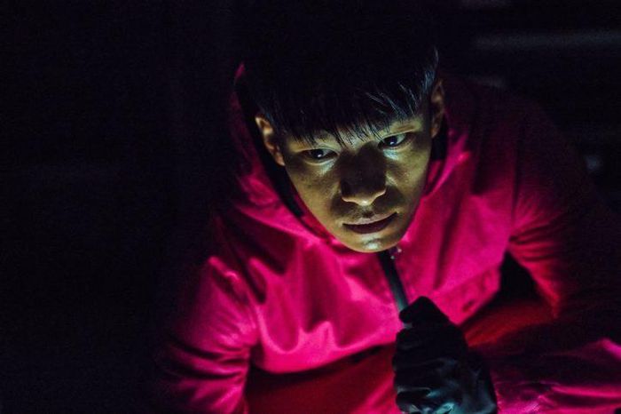 Cảnh sát Hwang Jung Ho đột nhập vào cơ sở quy mô lớn một cách dễ dàng, thuận lợi. Ảnh: Netflix.