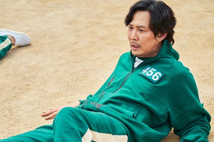Gi Hun (phải) quá "ngây thơ" trong trò chơi sinh tồn. Ảnh: Netflix.