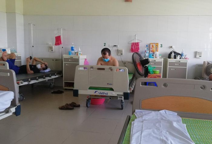 Bên trong phòng điều trị của anh Hùng tại Bệnh viện Bệnh nhiệt đới TW.