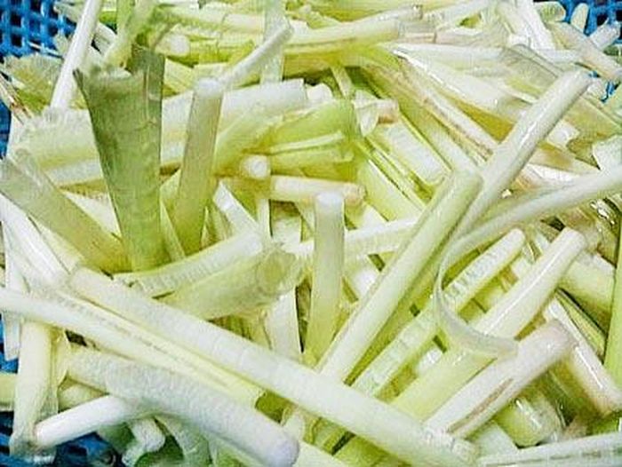 Trước đây, năn bộp ở An Giang, Cà Mau là cỏ dại nhưng nay giá bán lên tới 120.000 đồng/kg. Bên ngoài, rau có màu nâu vàng, phần ruột bên trong màu trắng sáng, ăn sống hay ăn chín đều ngon.