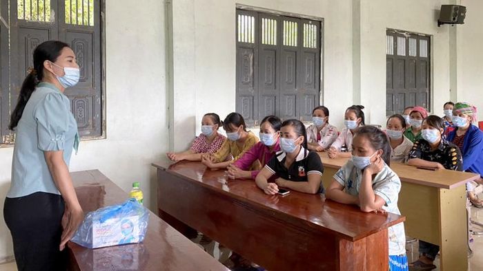 Cán bộ Hội LHPN xã Xuân Lập (Lâm Bình) tuyên truyền pháp luật chống tảo hôn cho hội viên phụ nữ thôn Khuổi Củng.