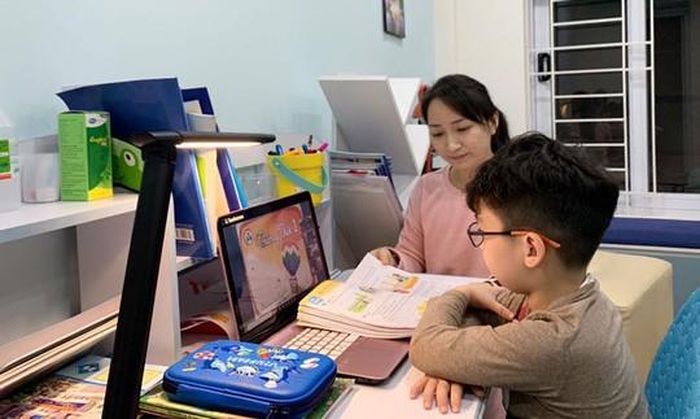Nếu không có cô em bạn dâu, tôi không biết xoay xở thế nào với việc học online của con - Ảnh minh họa