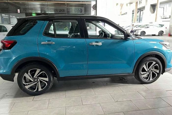 Theo đó, thông tin mới nhất từ phía tư vấn bán hàng cho hay - mức giá xe Toyota Raize 2022 dự kiến chỉ 450 triệu, thấp hơn 50 triệu theo thông báo trước đó của tư vấn bán hàng. Hiện vẫn chưa rõ Toyota Raize sẽ có bao nhiêu phiên bản, được nhập khẩu hay lắp ráp trong nước nhưng 450 triệu đồng rất có thể sẽ là giá của bản tiêu chuẩn.