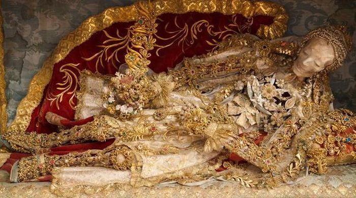 Theo quan niệm, xương nạm vàng bạc, đá quý là biểu tượng của sự giàu có sau khi qua đời và người Công giáo còn coi đây là "xương thiêng". Trước khi được nạm vàng và đá quý, những bộ xương đã được xử lý đặc biệt cẩn thận.