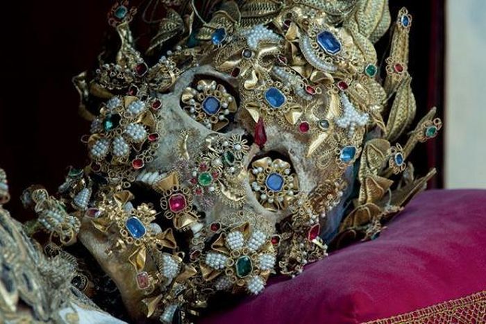 Hầu hết các di hài nằm trong tủ kính hoặc quan tài có thể lên đến 400 năm tuổi, việc mở ra và không làm hư hại lớp bên ngoài là một thử thách lớn.