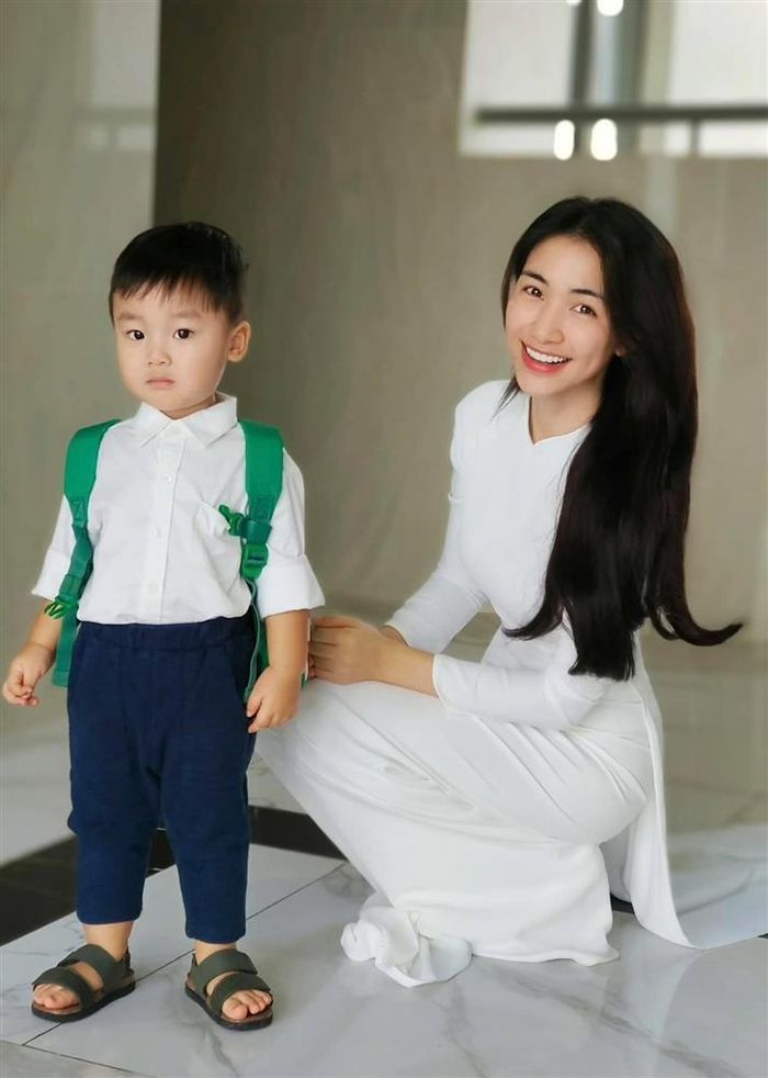 "Nói chung mập thì giảm cân được, chứ rạn thì khó về lại được như xưa lắm, vì Hòa là rạn nặng lắm nè", cô tâm sự. "Nói chung với các mẹ chưa bầu hay mới bầu thì lời khuyên là phải bôi mỗi ngày từ ngày bầu ấy, thì da nó có độ đàn hồi tốt, sẽ phòng rạn với ai da bình thường, và hạn chế hơn với những ai cơ địa rạn như Hòa".