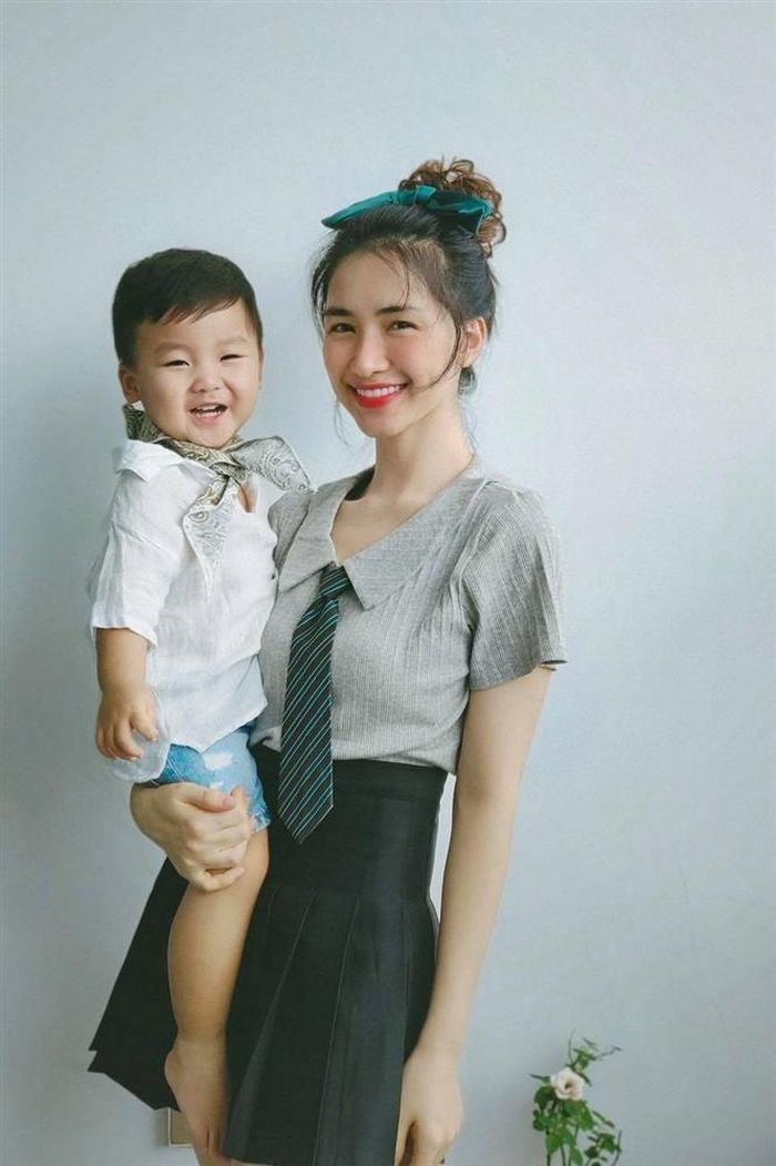 Thế mạnh của Hòa Minzy là vóc dáng gọn gàng và gương mặt trẻ hơn tuổi.