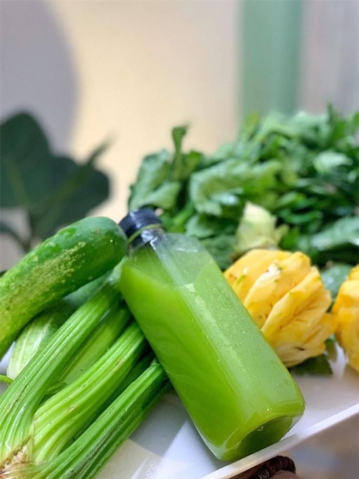 Dù nước ép dứa cần tây đem lại nhiều lợi ích sức khỏe, tuy nhiên người bị huyết áp thấp và đau dạ dày không nên sử dụng loại nước ép này - Ảnh Internet