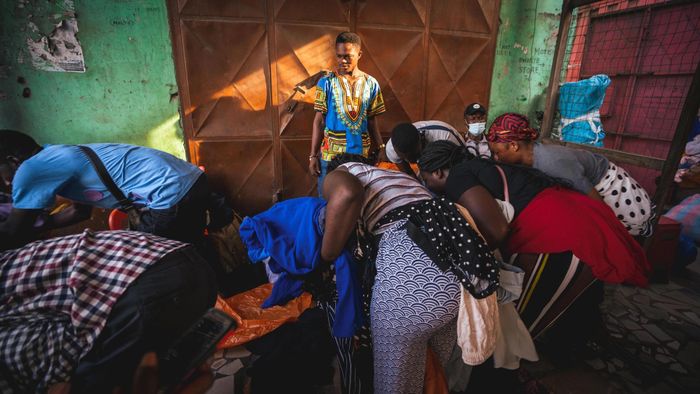 Quần áo "Obroni Wawu" rất phổ biến ở Ghana và nhiều quốc gia Tây Phi. Ảnh: ABC News.
