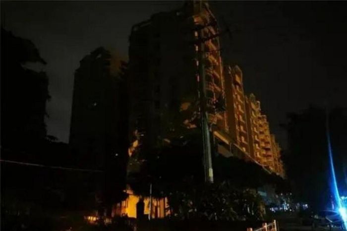 Người dân tại một số vùng ở Đông Bắc Trung Quốc rơi vào tình trạng mất điện. Ảnh: Weiweidai4/Twitter.