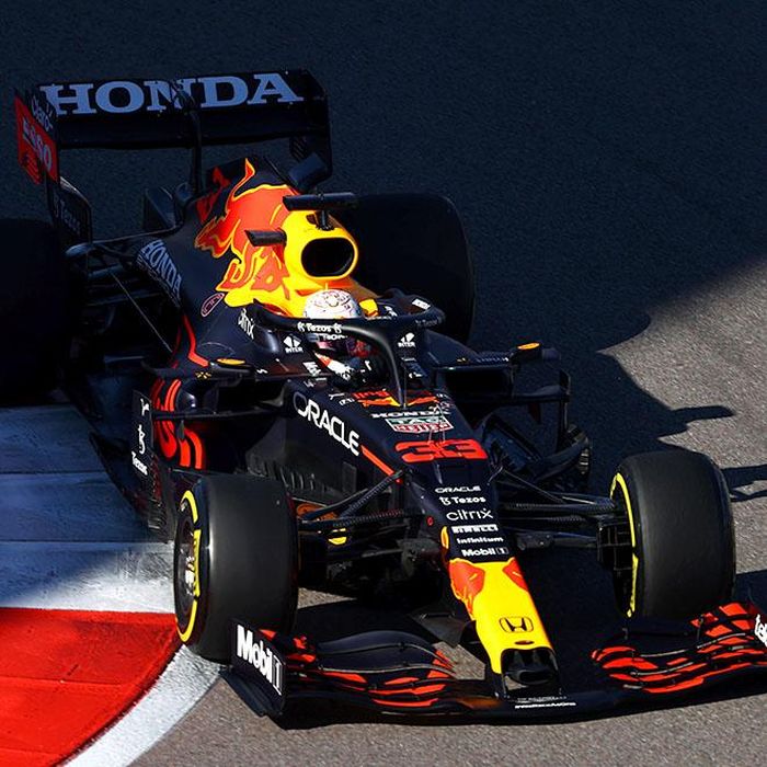 Max Verstappen đã rất nỗ lực khi xuất phát cuối để về thứ 2 tại chặng Russian Grand Prix