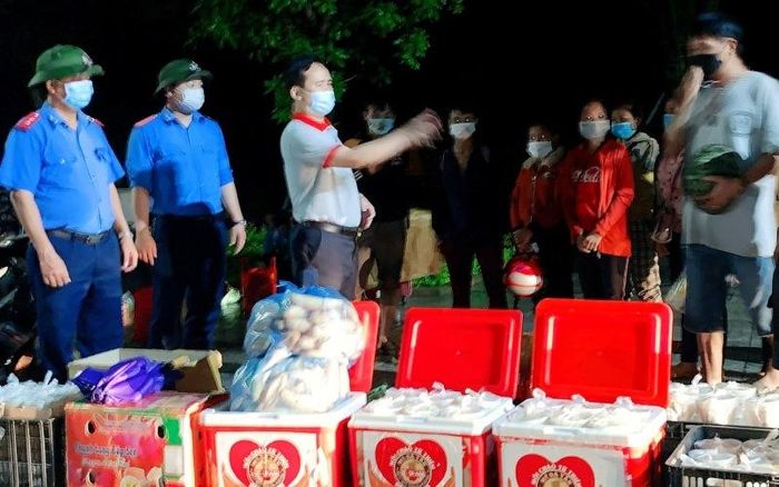  Chủ tịch huyện Kỳ Sơn (áo trắng, giữa), đang đón công dân tại cầu Bến Thủy 2.