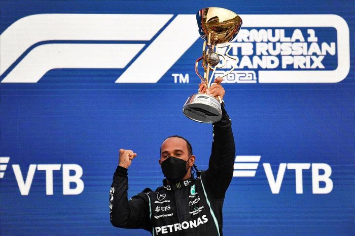 Lewis Hamilton nâng cao chiếc cúp chiến thắng thứ 100 tại GP Nga. (Ảnh: F1)