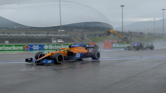 Lando Norris mất lái giúp Hamilton giành vị trí dẫn đầu.