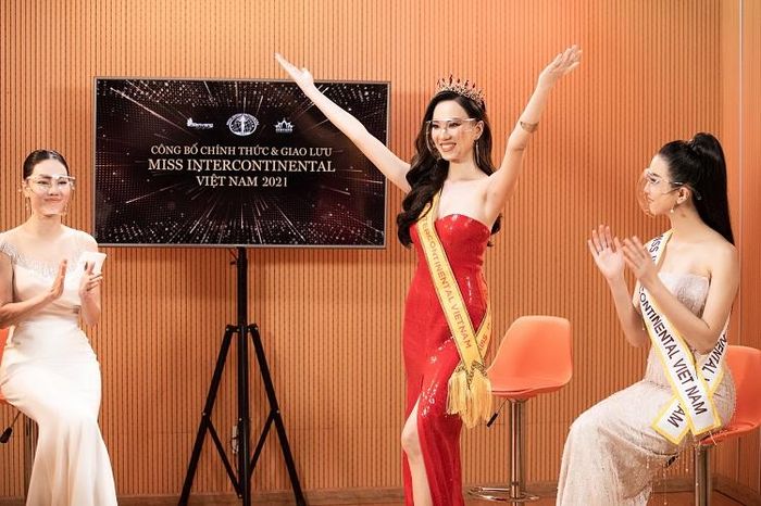 Được biết, Ái Nhi sẽ lên đường sang Ai Cập dự thi vào tháng 10 này. Đây cũng là lần đầu tiên Ái Nhi xuất ngoại và phải quá cảnh tại nhiều quốc gia mới có thể đến được địa điểm dự thi.