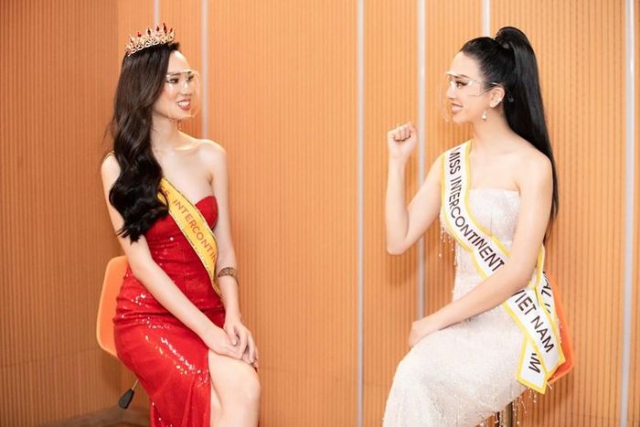 Đặc biệt, hai đại diện trước đó tại cuộc thi là Á hậu Thúy An và Hoa hậu Lê Âu Ngân Anh cũng đã có những chia sẻ kinh nghiệm và cổ vũ để tiếp thêm sức mạnh tinh thần cho Ái Nhi. (Ảnh: CTV/Vietnam+)
